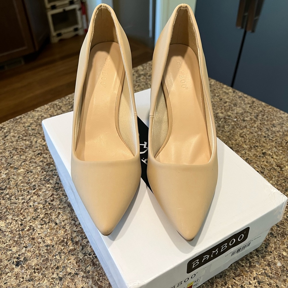 NWT Bamboo Nude 3.5” heel Pump